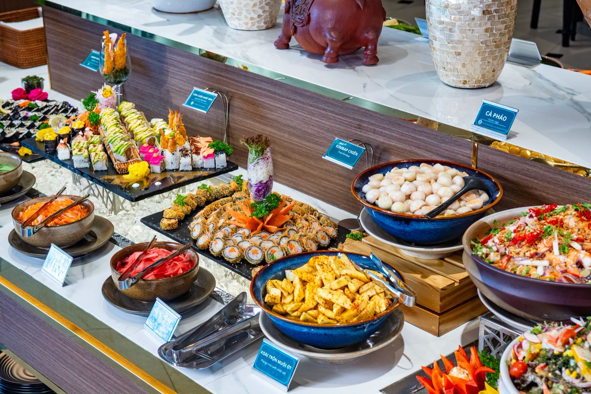 Quầy buffet Combo Hoàng Hôn 986m tại Núi Bà Đen với sushi, chả giò, cá pháo và nhiều món ăn hấp dẫn